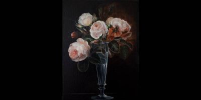 Lyseroede roser i glas