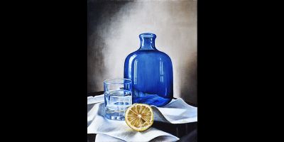Et glas vand med citron og karaffel