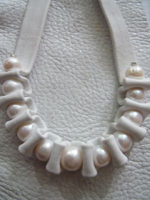 læderhalskæde med ægte perler