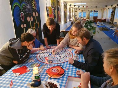 Spiller Vildkatten i atelier