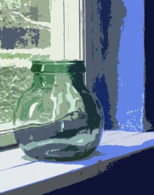 Grn vase i gammel vinduskarm