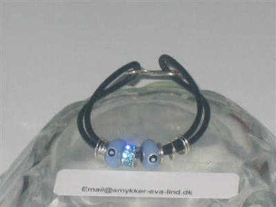 armbånd i læder med S. sølvlås og perler