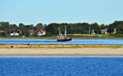 Imellem strand og fjord. Holbk strand